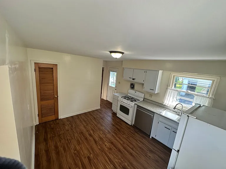 204 Zandale Dr — Photo 6
