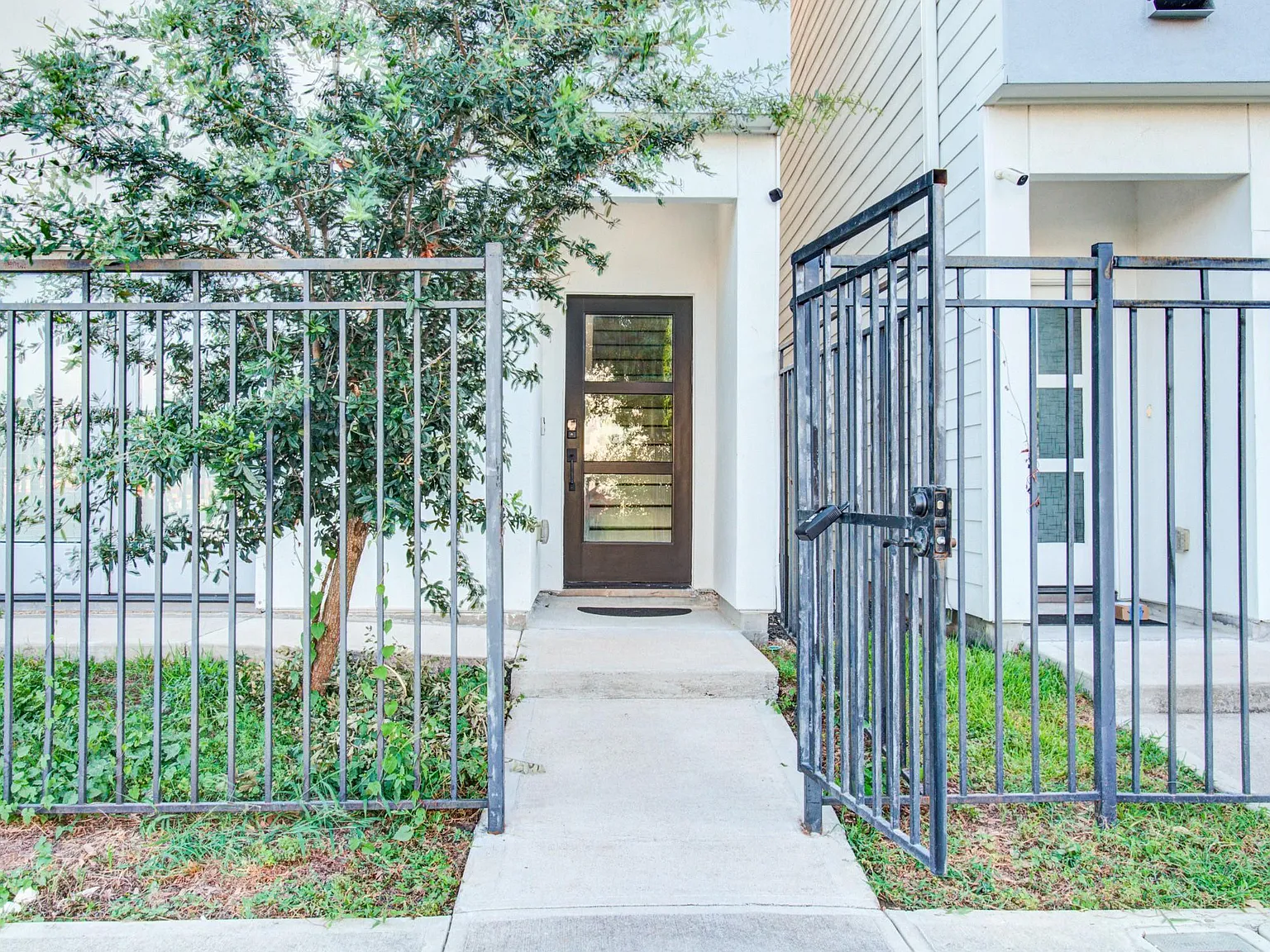 3 bed, 3.5 bath, 1919 sqft, $2,375 — Photo 2