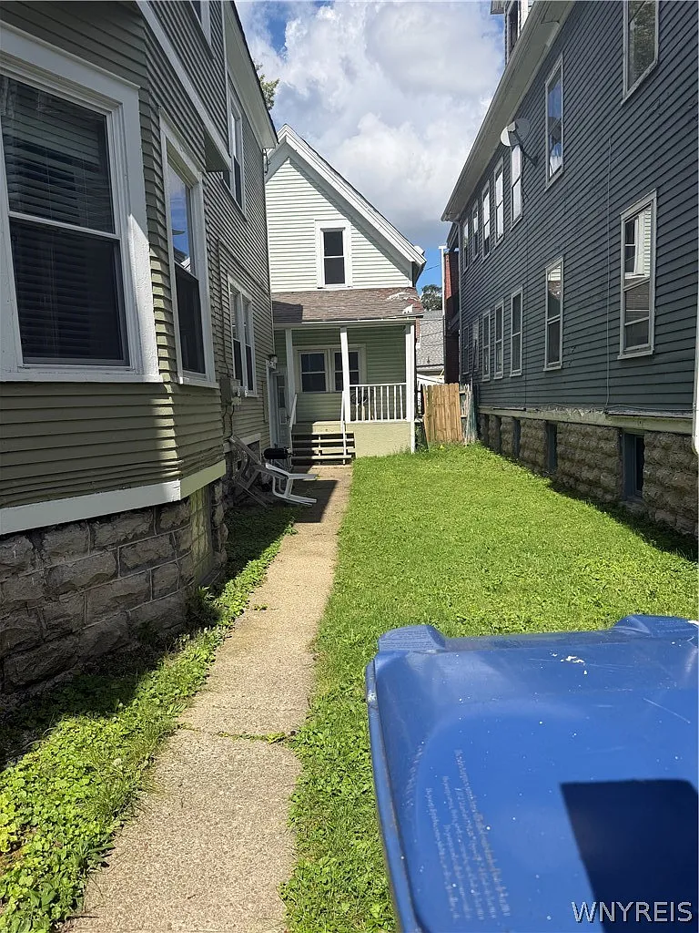 3 bed, 1.0 bath, 1200 sqft, $1,300 — Photo 2