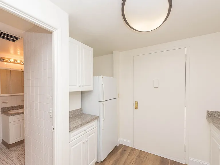Lakewood Apartments — Photo 7