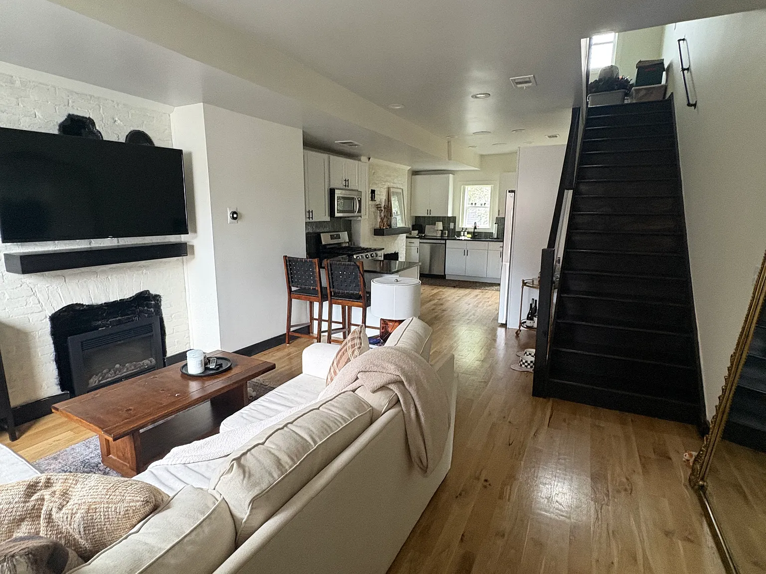 2 bed, 2.5 bath, 1382 sqft, $3,000 — Photo 2