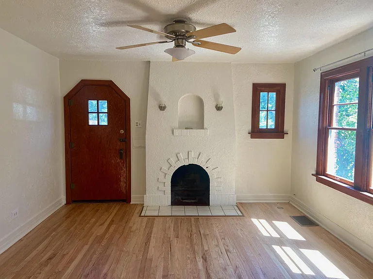 3909 Perry St — Photo 2