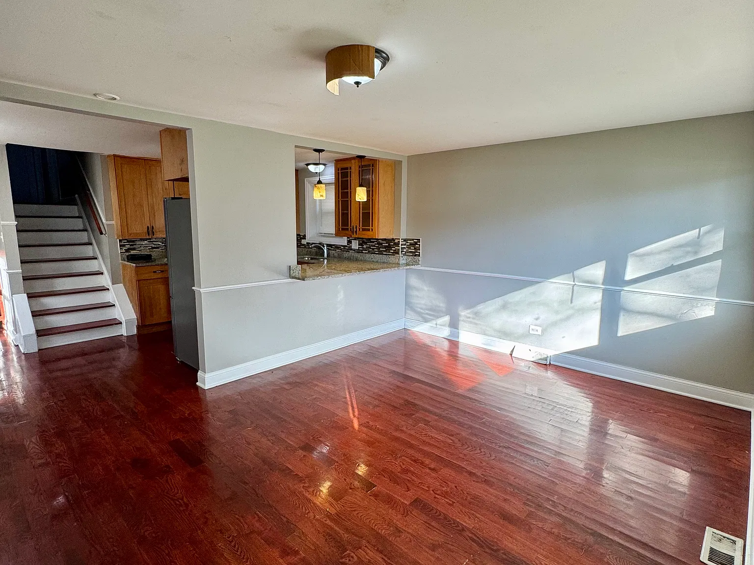 5 bed, 1.5 bath, 975 sqft, $2,750 — Photo 2