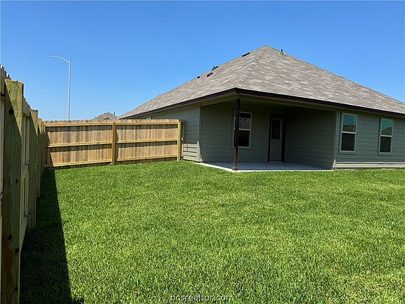 4th image of 1700 Grimes Dr