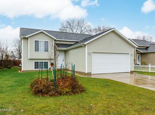 212 Regent St SE, Kentwood, MI 49548