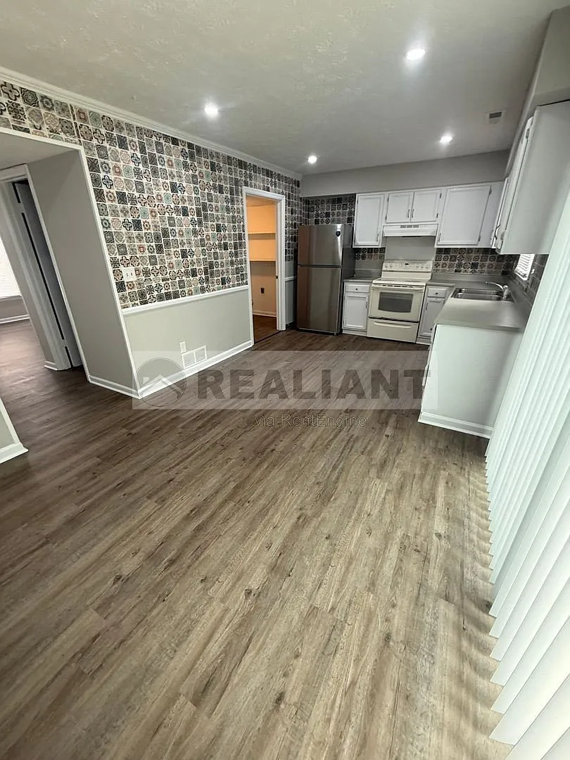 3 bed, 1.5 bath, 1359 sqft, $1,500 — Photo 3