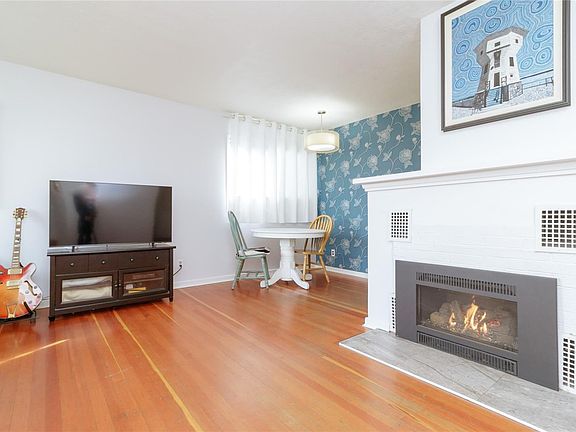 3rd image of 1747 Newton St