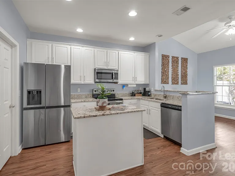 1802 Robinwood Village Dr — Photo 10