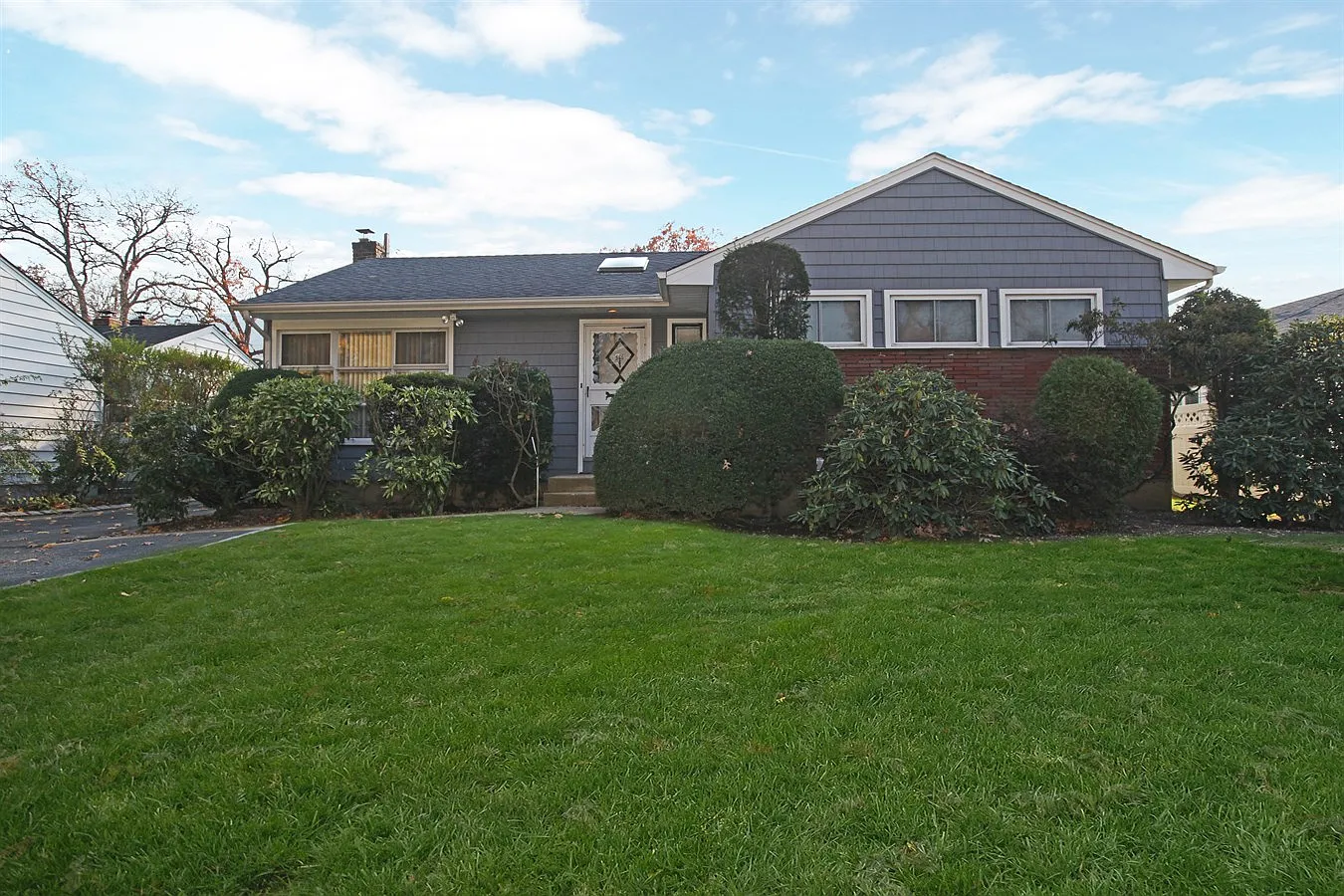 566 Evergreen Ln photo 1