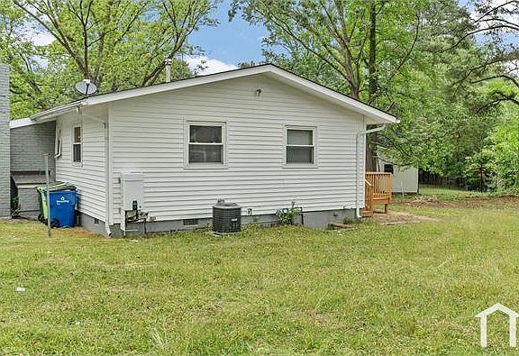 3rd image of 1001 Helms Pl