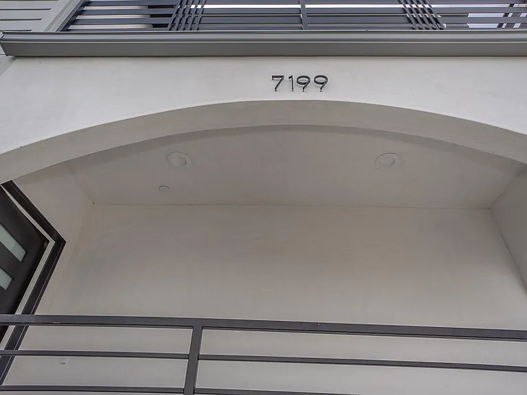 7199 S La Cienega Blvd — Photo 2