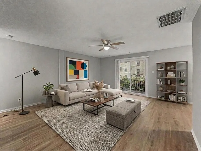 200 E Maple Ave — Photo 1