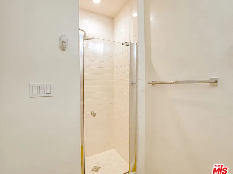 337 N Oakhurst Dr #6 — Photo 21