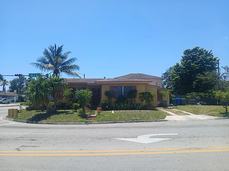 1702 NW 5th St — Photo 3