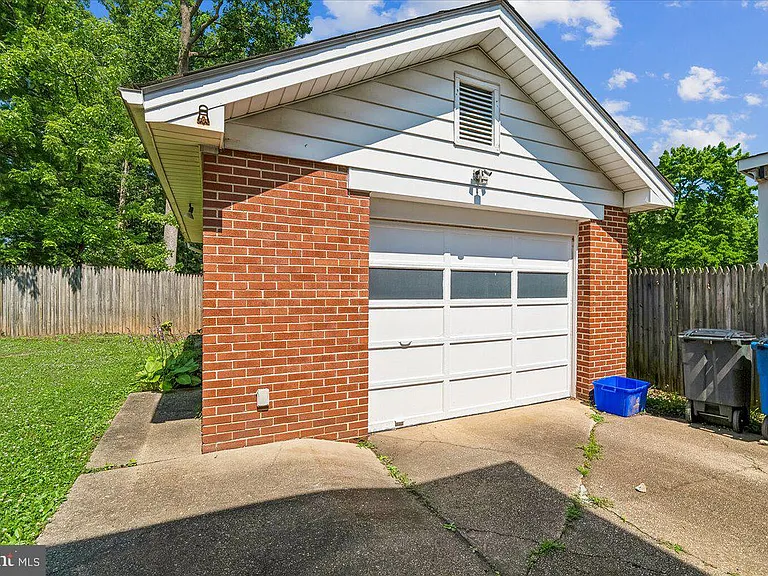 1103 Playford Ln — Photo 24