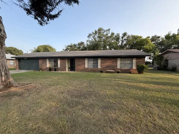216 Crest Dr, Palestine, TX 75801