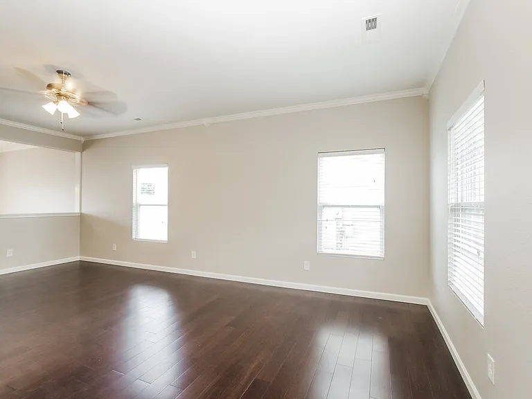 910 Willow Wind Dr — Photo 4