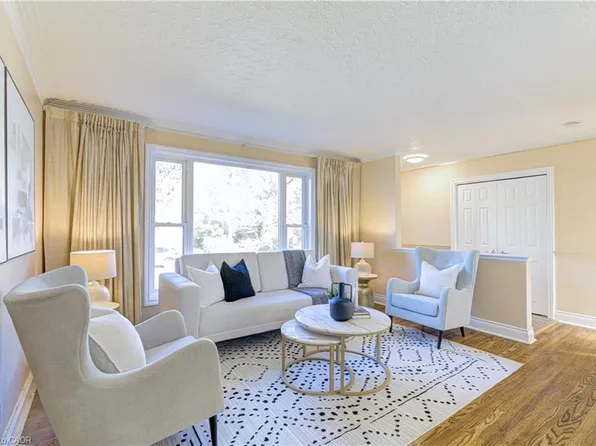 46 Woodlawn Ave, Mississauga, ON L5G 3K6