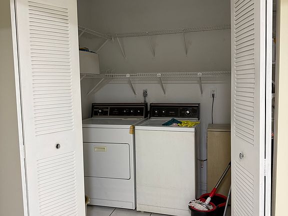 5th image of 621 SW 93rd Ct