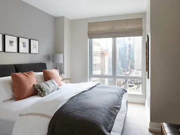 555 10th Avenue image 2 of 14