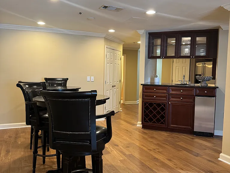 145 E Magnolia Ave — Photo 2