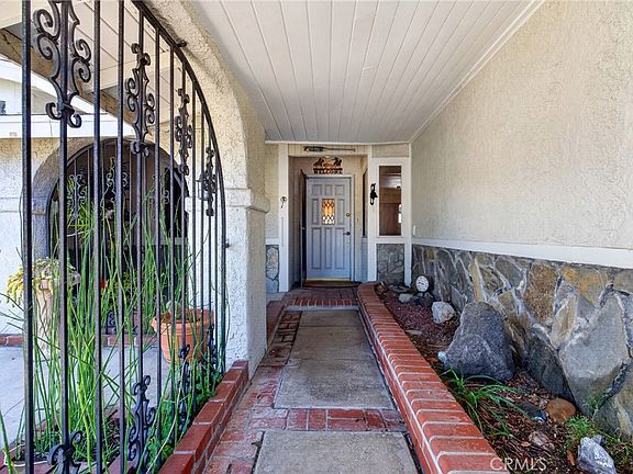 4th image of 1396 Currant Ave