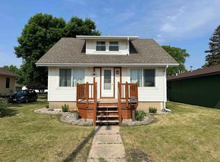 1609 Okoboji Ave, Milford, IA 51351