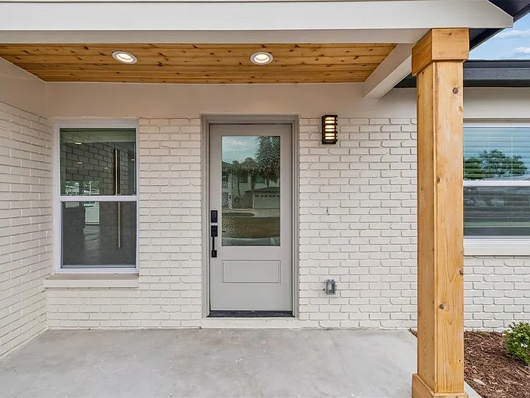 3921 Versailles Dr — Photo 2