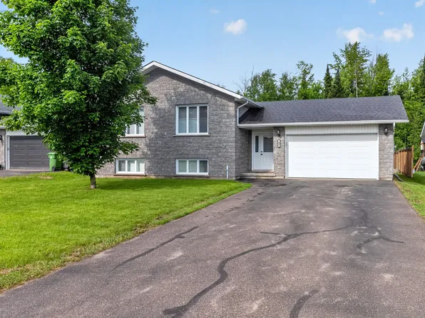 61 Oak Ave, Petawawa, ON K8H 0B5
