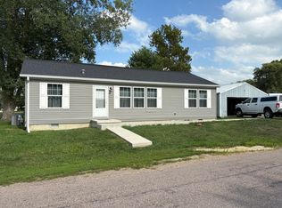 713 Lynn St, Hopedale, IL 61747