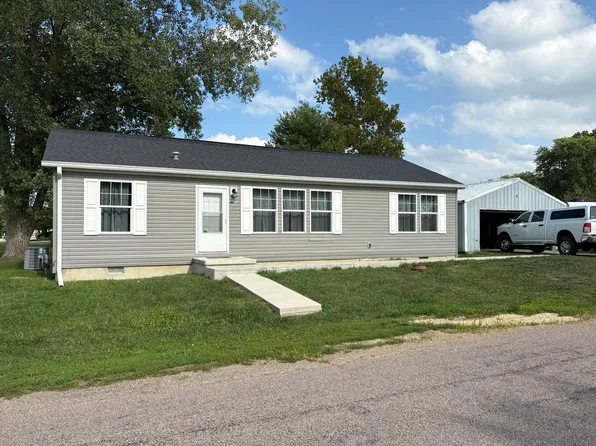 713 Lynn St, Hopedale, IL 61747