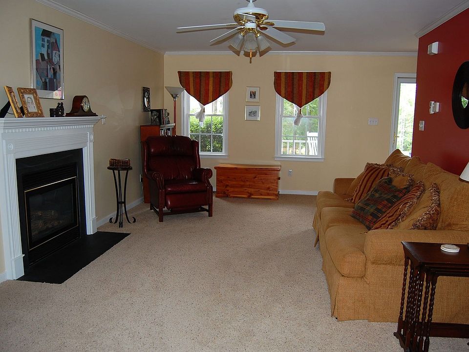 Family room has new frieze carpet w/8lb pad