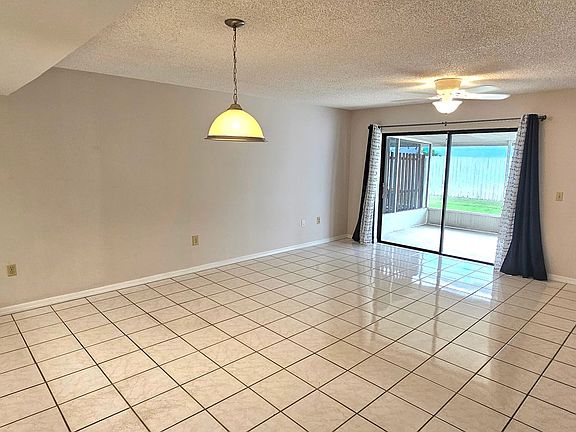 5th image of 810 Poinsetta Dr Unit 10