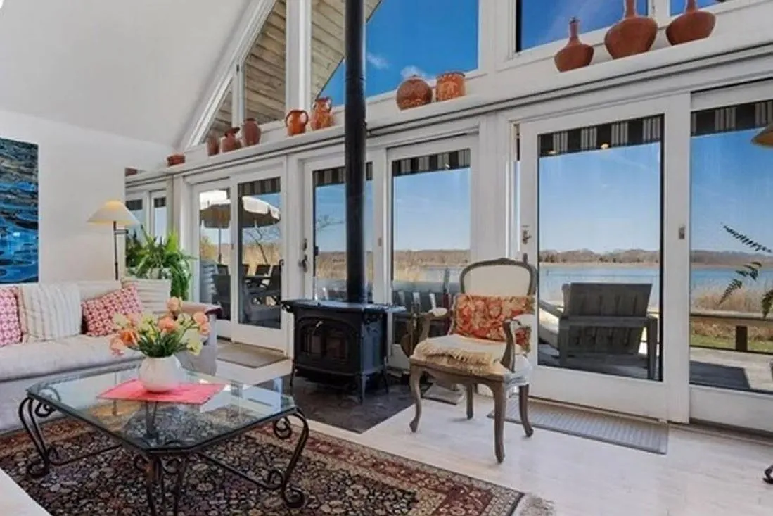 Serene Waterfront Home in Southampton — Photo 4