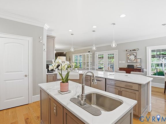 4th image of 4818 Queen Carolyn Ln