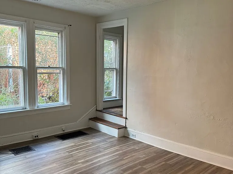 216-218 Westside Ave — Photo 5