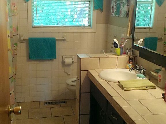3rd image of 807 Stratford Pl