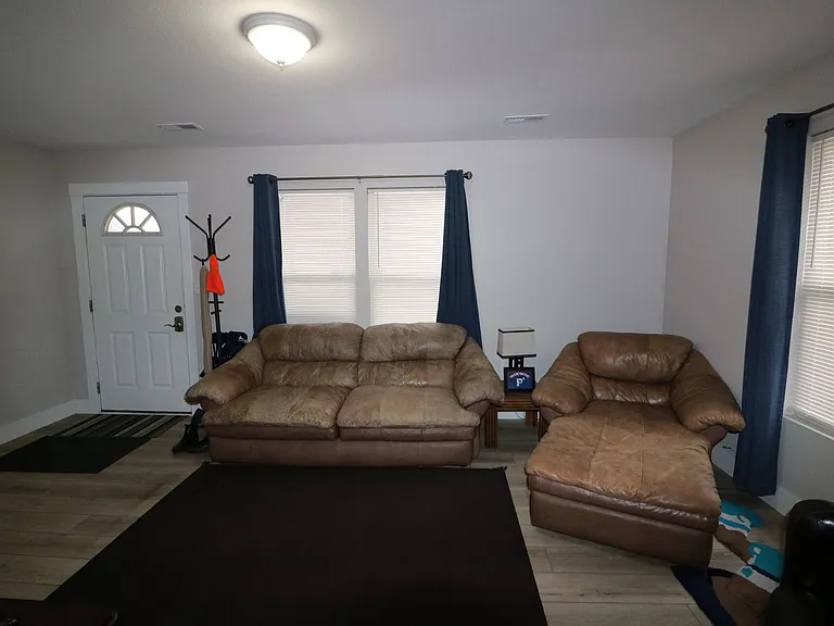 1410 Houston — Photo 3