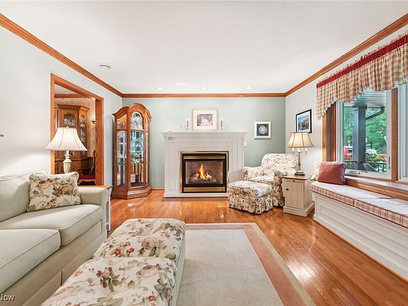 5th image of 544 Maple Ave