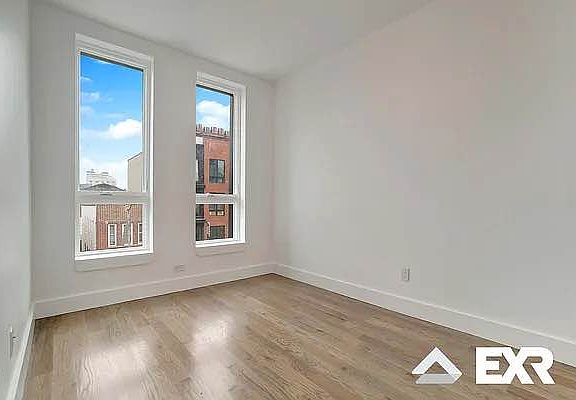 5th image of 152 Erasmus St #203