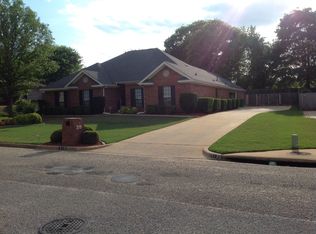 215 Crossgate Dr, Elmore, AL 36025