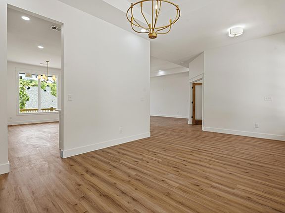 4th image of 222 Cromwell Ct