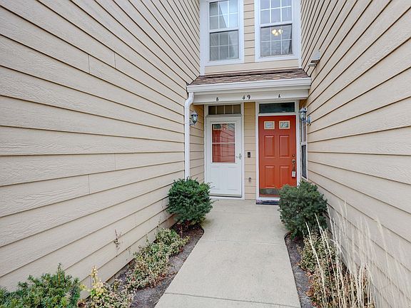 4th image of 49 Hoover Ct Unit B