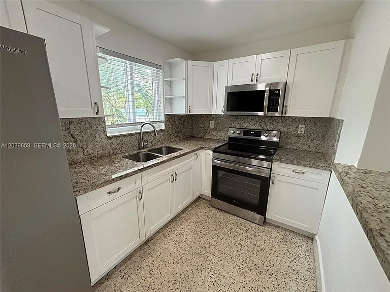 458 E 31st St #4 — Photo 2