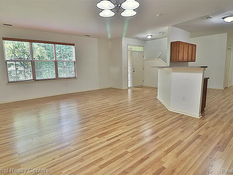 4058 Radcliff Dr — Photo 4