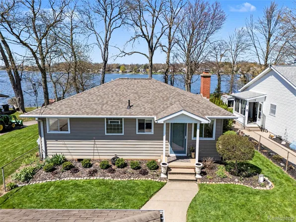 3504 Loon Lake Ct, Linden, MI 48451