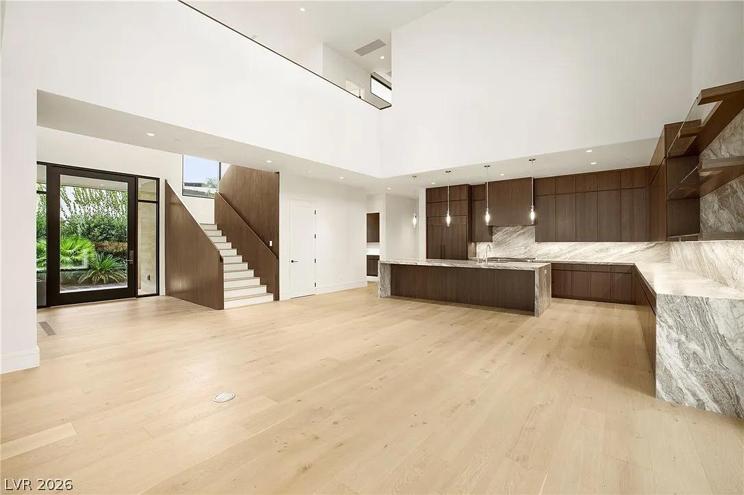 5 bed, 7.0 bath, 5616 sqft, $35,000 — Photo 4