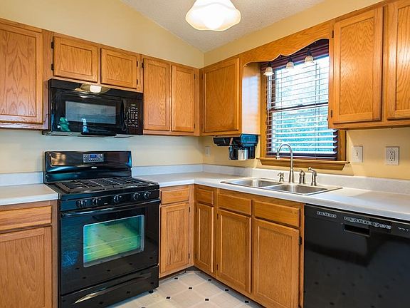 5th image of 389 Wesley Mill Pl