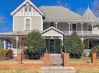 137 E Howell St, Hartwell, GA 30643