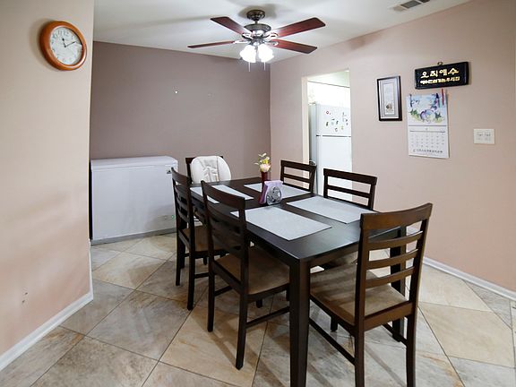 4th image of 901 Surrey Dr APT 2B